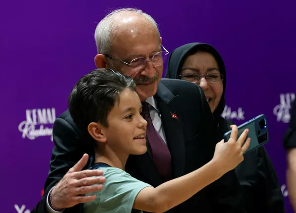 كمال كليجدار أوغلو، المرشح الرئاسي لتحالف المعارضة الرئيسي في تركيا، يقف لالتقاط صورة سيلفي مع صبي، أثناء حضوره حدث الحملة الداخلية "اجتماع تأمين دعم الأسرة ''، قبل الدورة الثانية من الانتخابات الرئاسية في 28 مايو في أنقرة، في 27 مايو 2023. كمال كليجدار أوغلو، المرشح الرئاسي لتحالف المعارضة الرئيسي في تركيا، يقف لالتقاط صورة سيلفي مع صبي، أثناء حضوره حدث الحملة الداخلية "اجتماع تأمين دعم الأسرة ''، قبل الدورة الثانية من الانتخابات الرئاسية في 28 مايو في أنقرة، في 27 مايو 2023. - سبوتنيك عربي
