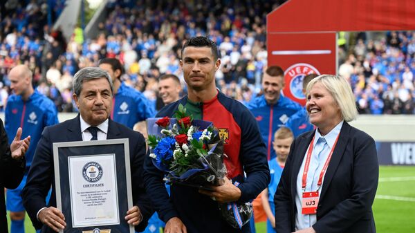 البرتغالي كريستيانو رونالدو، يصبح أول لاعب في تاريخ كرة القدم، يخوض 200 مباراة دولية رفقة منتخب وطني - سبوتنيك عربي