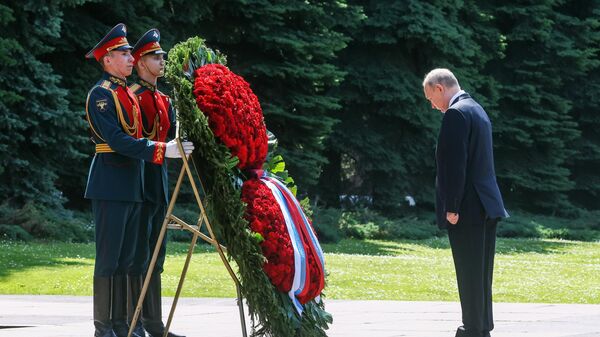 وضع الرئيس الروسي فلاديمير بوتين، اليوم الخميس، إكليلا من الزهورعلى ضريح الجندي المجهول في العاصمة موسكو.
 - سبوتنيك عربي