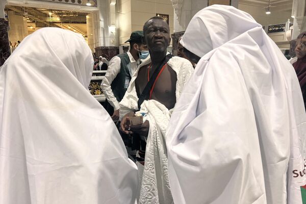 حجاج سودانيون يجتمعون في المسجد الحرام، حيث يصل المسلمون من جميع أنحاء العالم لأداء فريضة الحج السنوية في مدينة مكة المكرمة، في 22 يونيو 2023. - سبوتنيك عربي