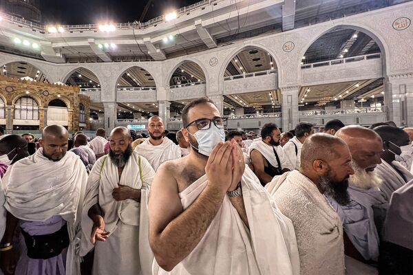 حاج يصلي في المسجد الحرام في مدينة مكة المكرمة في 22 يونيو 2023. - سبوتنيك عربي