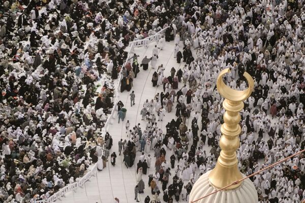 يستعد الحجاج المسلمون لصلاة المغرب في المسجد الحرام، في مكة المكرمة، المملكة العربية السعودية، 22 يونيو 2023. - سبوتنيك عربي