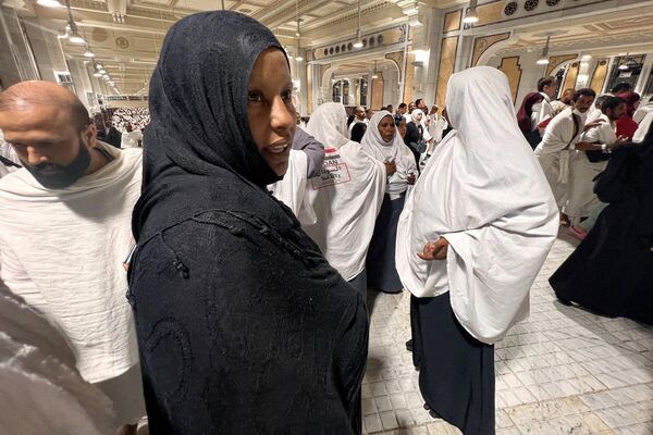 حجاج سودانيون يدخلون المسجد الحرام، حيث يصل مسلمون من جميع أنحاء العالم لأداء فريضة الحج السنوية في مدينة مكة المكرمة، في 22 يونيو 2023. - سبوتنيك عربي