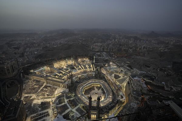 منظر عام للمسجد الحرام يمكن رؤيته من برج الساعة أثناء أداء فريضة الحج في مدينة مكة المكرمة، المملكة العربية السعودية، 22 يونيو 2023. - سبوتنيك عربي