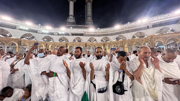 حجاج يصلون في المسجد الحرام في مدينة مكة المكرمة، عند وصولهم لأداء فريضة الحج السنوية، في 22 يونيو 2023 - سبوتنيك عربي
