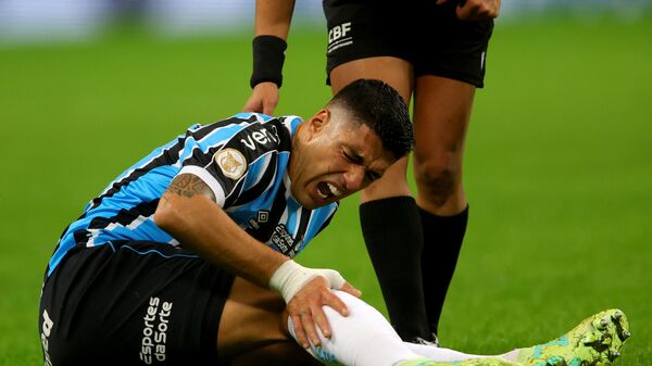 إصابة الأوروغواياني لويس سواريز مهاجم نادي غريميو البرازيلي لكرة القدم - سبوتنيك عربي