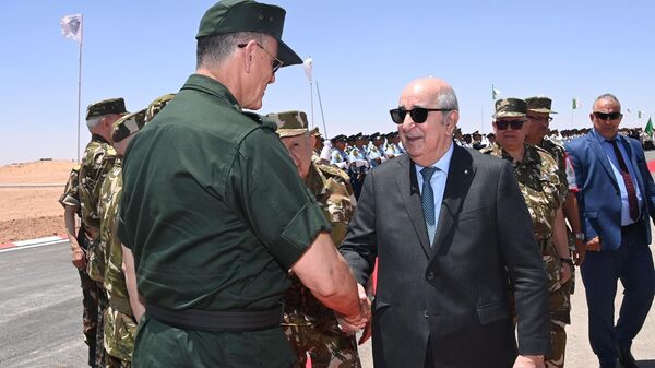 الرئيس الجزائري عبد المجيد تبون خلال إشرافه على مناورات فجر 2023 - سبوتنيك عربي