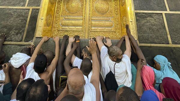 Мусульманские паломники молятся перед дверью Каабы, Мекка - سبوتنيك عربي