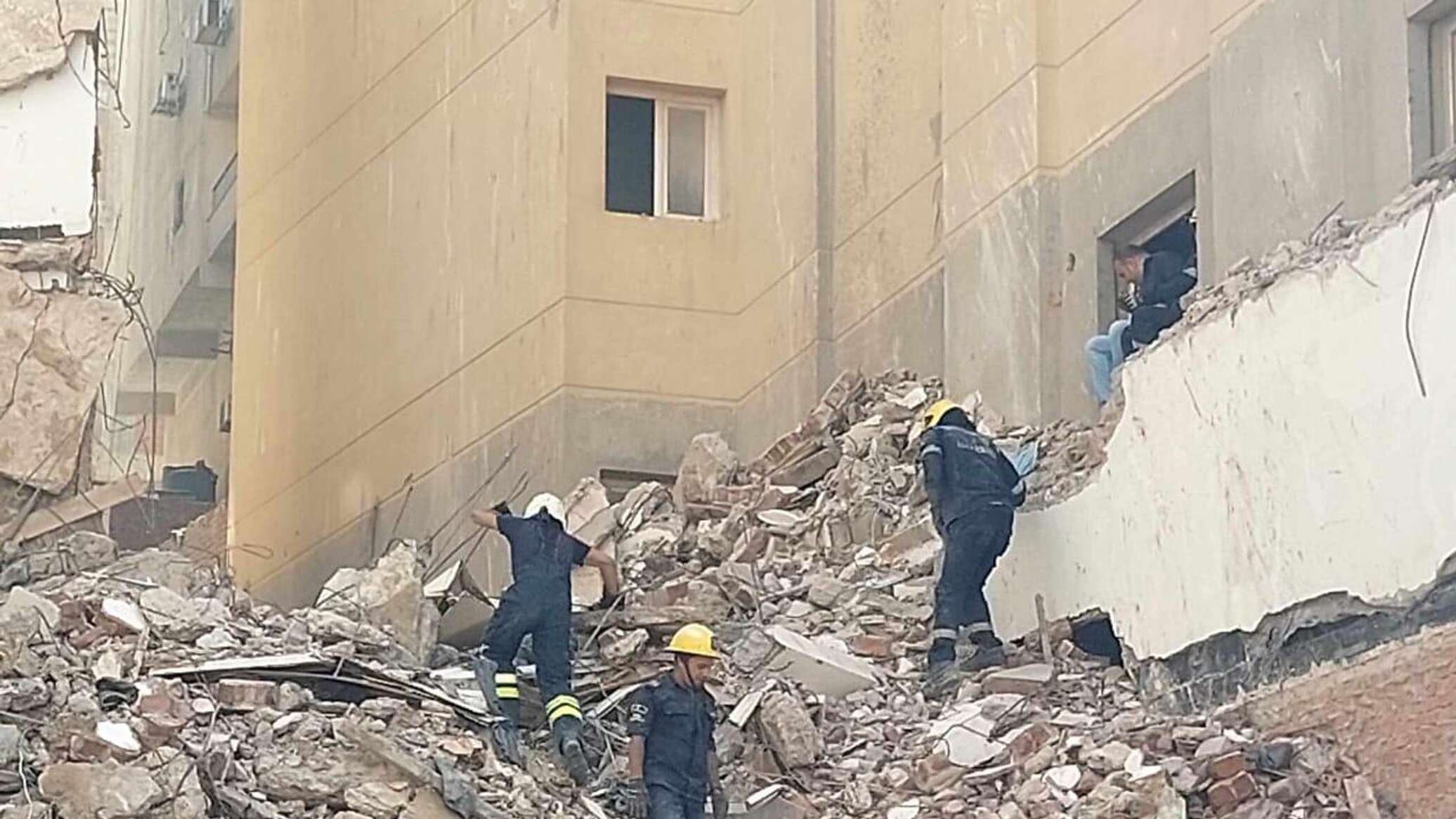 انهيار عقار مكون من 3 طوابق في القاهرة