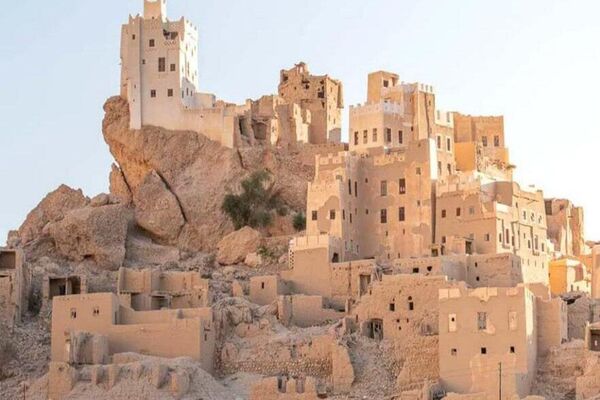 إحدى القرى التاريخية المعلقة التي استخدم فيها المعمار اليمني التحصين الطبيعي وتعرف بالقرية الحصنة في وادي حضرموت - سبوتنيك عربي