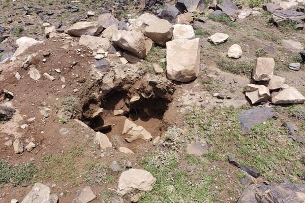حفر غير قانوني لموقع أثري يرجع للدولة الحميرية في جبل الوز - سبوتنيك عربي