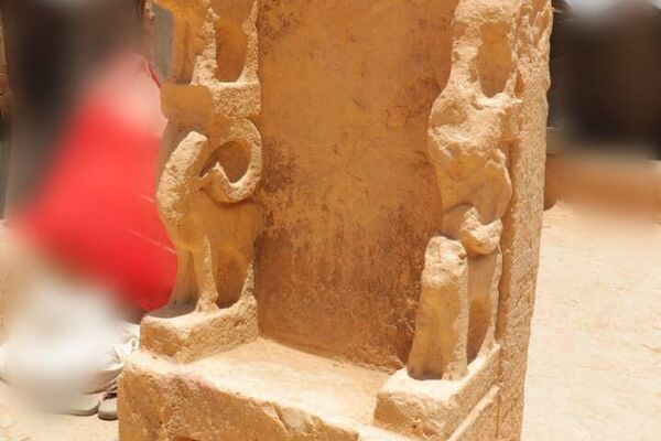 كرسي عرشي معيني من حجر البلق عليه مجسمات لحيوان الوعل اليمني يجسد الإله عثتر إله الخصوبة في اليمن القديم - سبوتنيك عربي