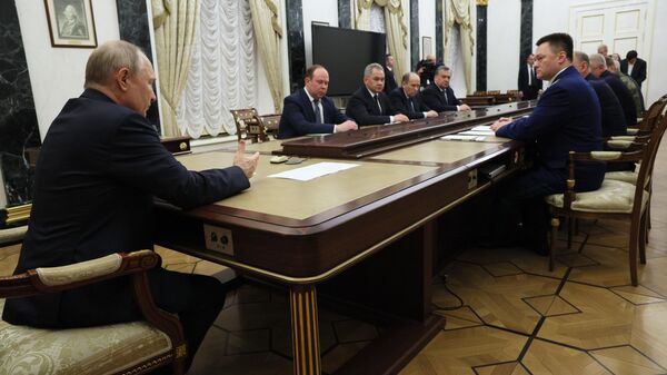 الرئيس فلاديمير بوتين يعقد اجتماعا مع رؤساء المؤسسات الأمنية والعسكرية - سبوتنيك عربي