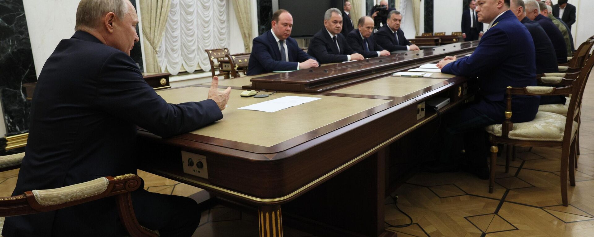 الرئيس فلاديمير بوتين يعقد اجتماعا مع رؤساء المؤسسات الأمنية والعسكرية - سبوتنيك عربي, 1920, 26.06.2023