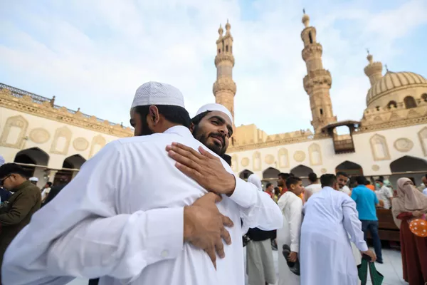 المسلمون يحيون بعضهم بعضا، بعد صلاة عيد الأضحى في جامع الأزهر التاريخي في وسط القاهرة، مصر، 28 يونيو 2023. المسلمون يحيون بعضهم بعضا، بعد صلاة عيد الأضحى في جامع الأزهر التاريخي في وسط القاهرة، مصر، 28 يونيو 2023. - سبوتنيك عربي