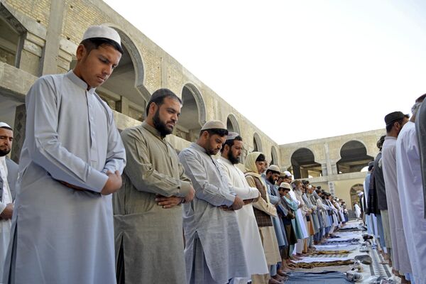 رجال يصلّون في مسجد، عشية عيد الأضحى  في ساحة شهيدان في قندهار، أفغانستان، 28 يونيو 2023. - سبوتنيك عربي