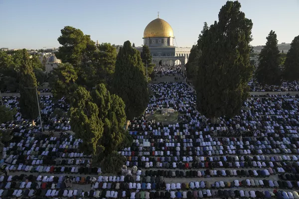 صلاة عيد الأضحى بالقرب من مسجد قبة الصخرة على أراضي المسجد الأقصى، في البلدة القديمة في القدس، فلسطين، 28 يونيو 2023. صلاة عيد الأضحى بالقرب من مسجد قبة الصخرة على أراضي المسجد الأقصى، في البلدة القديمة في القدس، فلسطين، 28 يونيو 2023. - سبوتنيك عربي
