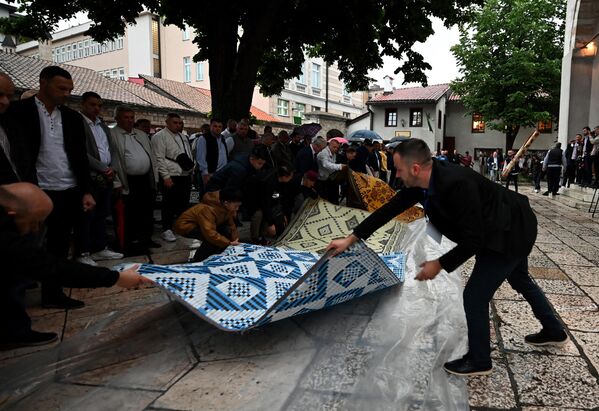 يتجمع المسلمون البوسنيون استعدادا لصلاة عيد الأضحى أمام المسجد المركزي &quot;غازي حصرف بك&quot; في سراييفو، البوسنة، 28 يونيو 2023. - سبوتنيك عربي
