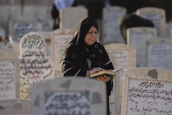 سيدة عراقية تقرأ القرآن على قبر أحد أقربائها، خلال اليوم الأول من عيد الأضحى المبارك، في مقبرة الغزالي في بغداد، العراق، 28 يونيو2023. سيدة عراقية تقرأ القرآن على قبر أحد أقربائها، خلال اليوم الأول من عيد الأضحى المبارك، في مقبرة الغزالي في بغداد، العراق، 28 يونيو2023. - سبوتنيك عربي