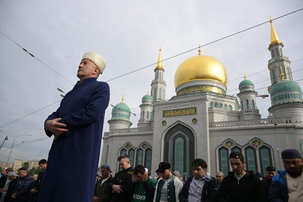 إمام مسجد موسكو، مارات حضرة أرشاباييف، خلال صلاة في مسجد موسكو، بمناسبة عيد الأضحى، روسيا، 28 يونيو 2023. - سبوتنيك عربي