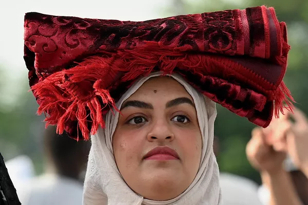 امرأة تحمل سجادة الصلاة على رأسها بينما تشارك في صلاة عيد الأضحى في ساحة كيرينو في مانيلا، الفلبين، 28 يونيو 2023. امرأة تحمل سجادة الصلاة على رأسها بينما تشارك في صلاة عيد الأضحى في ساحة كيرينو في مانيلا، الفلبين، 28 يونيو 2023. - سبوتنيك عربي