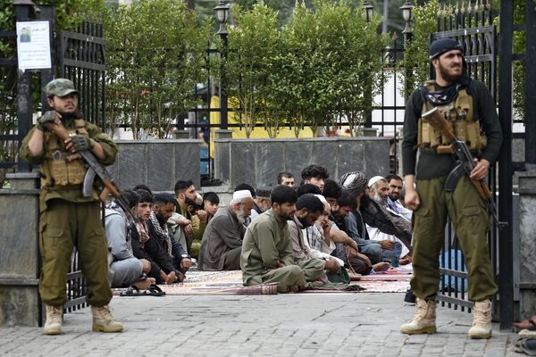أفراد أمن &quot;طالبان&quot; يقفون في حراسة المصلين خارج مسجد &quot;شاه دوه شمشيرة&quot; قبل بدء الاحتفالات بعيد الأضحى في كابول، أفغانستان، 28 يونيو 2023. - سبوتنيك عربي