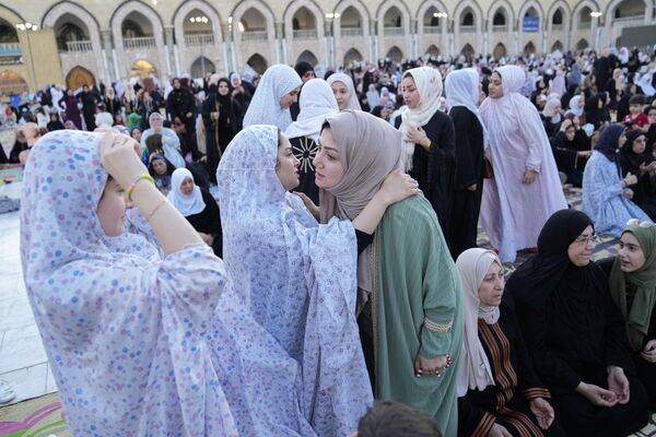 النساء يحيين بعضهن بعضا بعد صلاة عيد الأضحى المبارك في ضريح عبد القادر الجيلاني في بغداد، العراق، 28 يونيو 2023. - سبوتنيك عربي