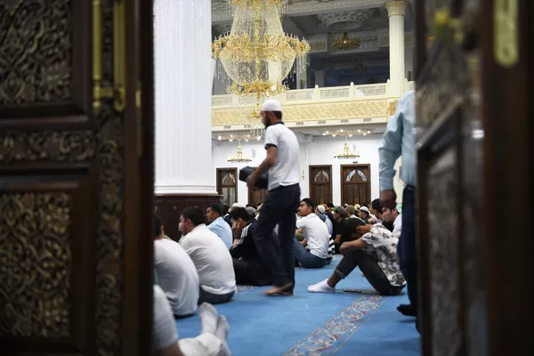 المصلون قبل بدء صلاة عيد الأضحى في جامع إسلام أباد في طشقند، أوزبكستان، 28 يونيو 2023 المصلون قبل بدء صلاة عيد الأضحى في جامع إسلام أباد في طشقند، أوزبكستان، 28 يونيو 2023 - سبوتنيك عربي