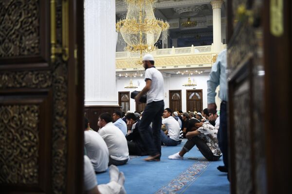 المصلون قبل بدء صلاة عيد الأضحى في جامع إسلام أباد في طشقند، أوزبكستان، 28 يونيو 2023 - سبوتنيك عربي