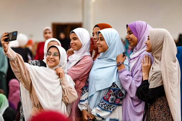 نساء يلتقطن صورة سيلفي على الهاتف بعد صلاة عيد الأضحى في الجامع الأزهر التاريخي في وسط القاهرة، مصر، 28 يونيو 2023. نساء يلتقطن صورة سيلفي على الهاتف بعد صلاة عيد الأضحى في الجامع الأزهر التاريخي في وسط القاهرة، مصر، 28 يونيو 2023. - سبوتنيك عربي