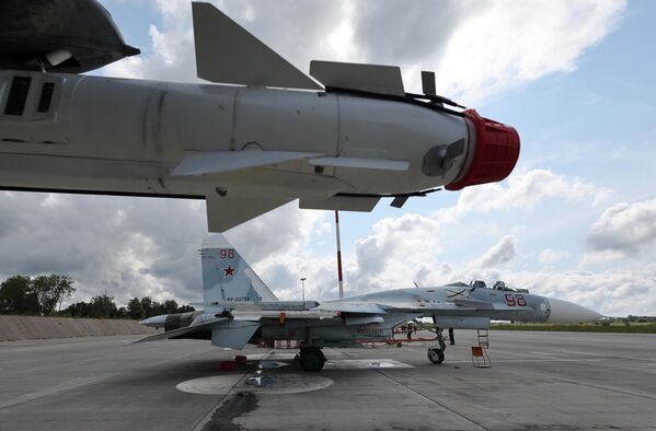 تدريبات الطيران التكتيكية لأطقم مقاتلة &quot;سو-27&quot; التابعة لقوات البحرية الروسية في كالينينغراد. - سبوتنيك عربي
