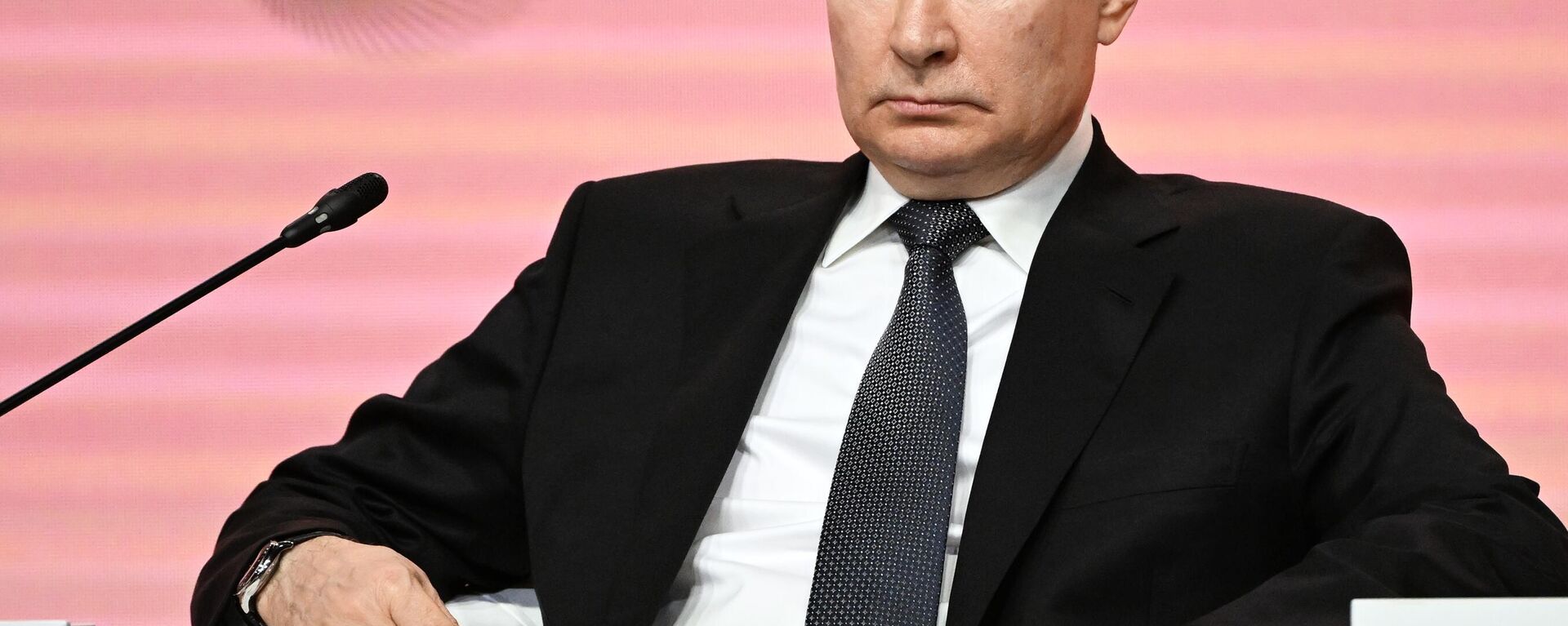 الرئيس الروسي فلاديمير بوتين في الجلسة العامة لمنتدى الأفكار القوية للزمن الجديد - 2023 في موسكو. - سبوتنيك عربي, 1920, 23.07.2023