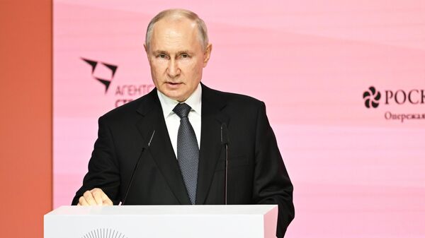 الرئيس الروسي فلاديمير بوتين في الجلسة العامة لمنتدى الأفكار القوية للزمن الجديد - 2023 في موسكو. - سبوتنيك عربي