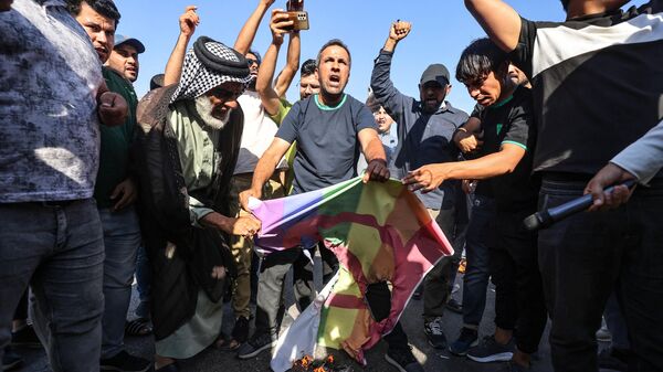 أنصار مقتدى الصدر يحرقون علم السويد وعلم المثلية أمام سفارة السويد في بغداد، العراق - سبوتنيك عربي