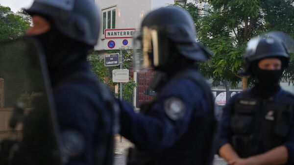 احتجاجات واسعة النطاق في مدينة نانتيرعلى خلفية مقتل مراهق من أصل جزائري على يد الشرطة الفرنسية - سبوتنيك عربي