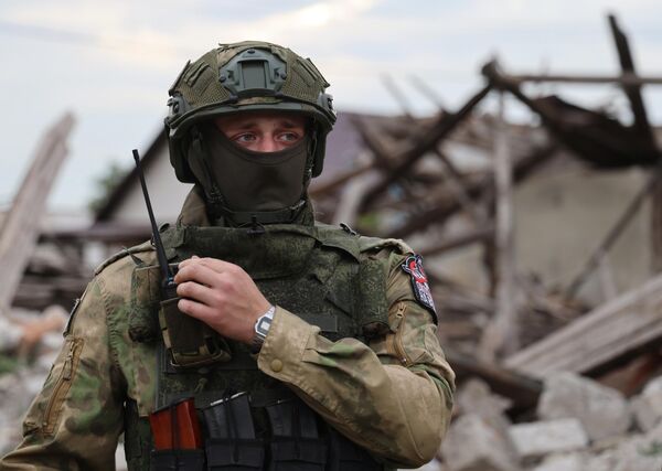 أحد عناصر القوات الخاصة الروسية &quot;صيادو الساحرات&quot; في اتجاه سفاتوفسك في جمهورية لوغانسك الشعبية - سبوتنيك عربي