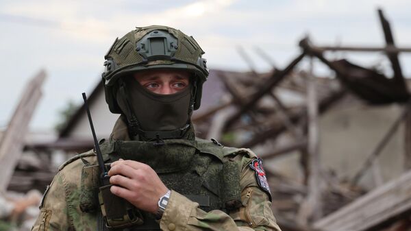 أحد عناصر القوات الخاصة الروسية صائدي الساحرات في اتجاه سفاتوفسك في جمهورية لوغانسك الشعبية - سبوتنيك عربي