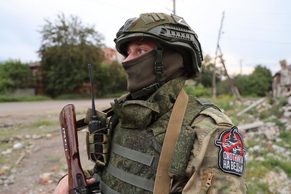 أحد عناصر القوات الخاصة الروسية &quot;صيادو الساحرات&quot; في اتجاه سفاتوفسك في جمهورية لوغانسك الشعبية - سبوتنيك عربي