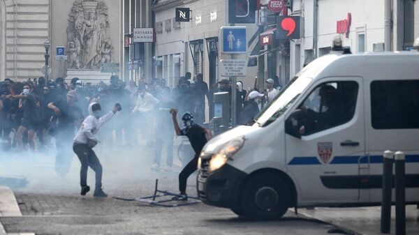 متظاهرون يشتبكون مع شرطة مكافحة الشغب في مرسيليا، جنوب فرنسا، 30 يونيو/ حزيران 2023 - سبوتنيك عربي