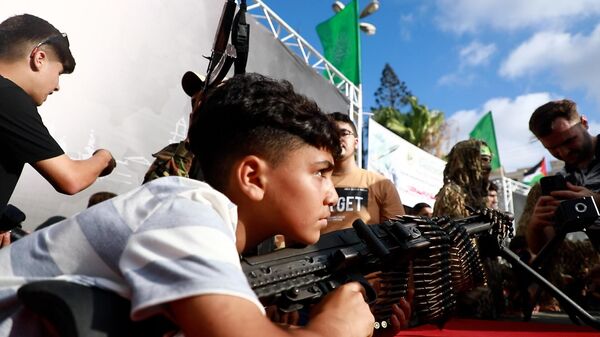 حركة حماس تنظم أول معرض للأسلحة والصواريخ بغزة وتسمح للمواطنين بالتقاط الصور - سبوتنيك عربي