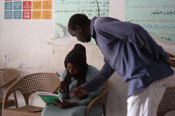 مدرسة &quot;الأمل&quot; في مصر .. تسكين وتعليم مجاني من اللاجئين لنازحي السودان - سبوتنيك عربي