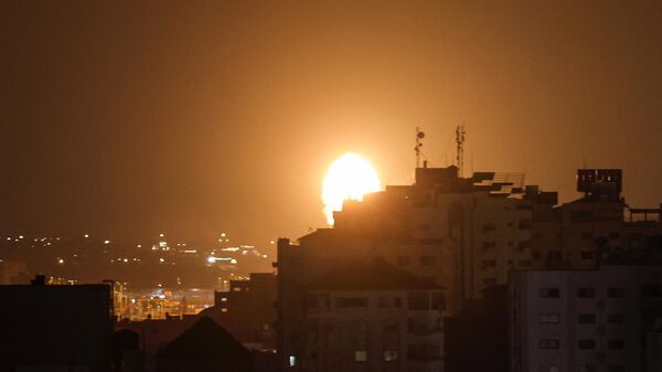 غارة جوية شنها الجيش الإسرائيلي على مدينة غزة، قطاع غزة، فلسطين - سبوتنيك عربي