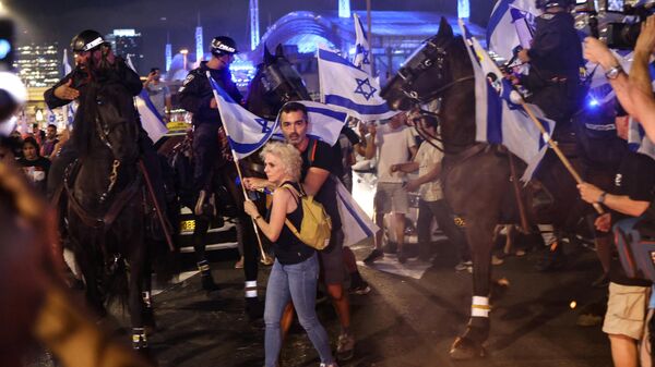 احتجاجت الإسرائيليين ضد خطط حكومة رئيس الوزراء بنيامين نتنياهو لإصلاح النظام القضائي في تل أبيب، إسرائيل، 5 يوليو 2023 - سبوتنيك عربي