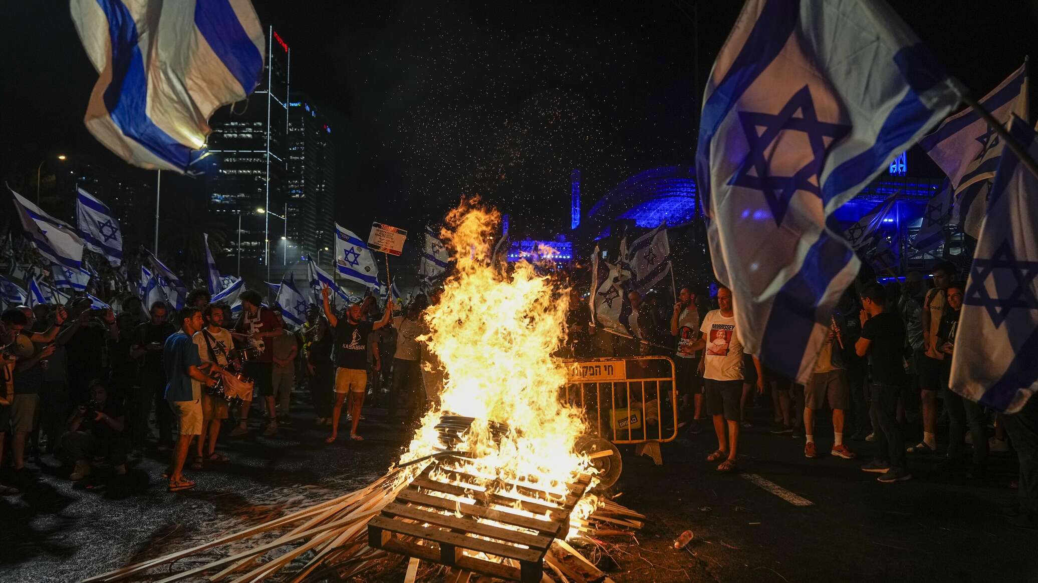 مئات الإسرائيليين يتظاهرون أمام منزل نتنياهو مطالبين باستقالته... فيديو
