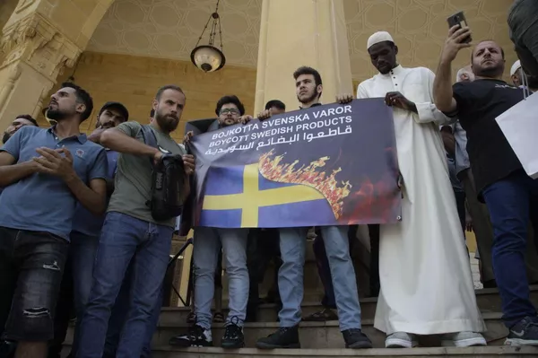 وقفة احتجاجية على حرق نسخة للقرآن في السويد ونصرة لجنين أمام مسجد الأمين وسط بيروت، لبنان - سبوتنيك عربي