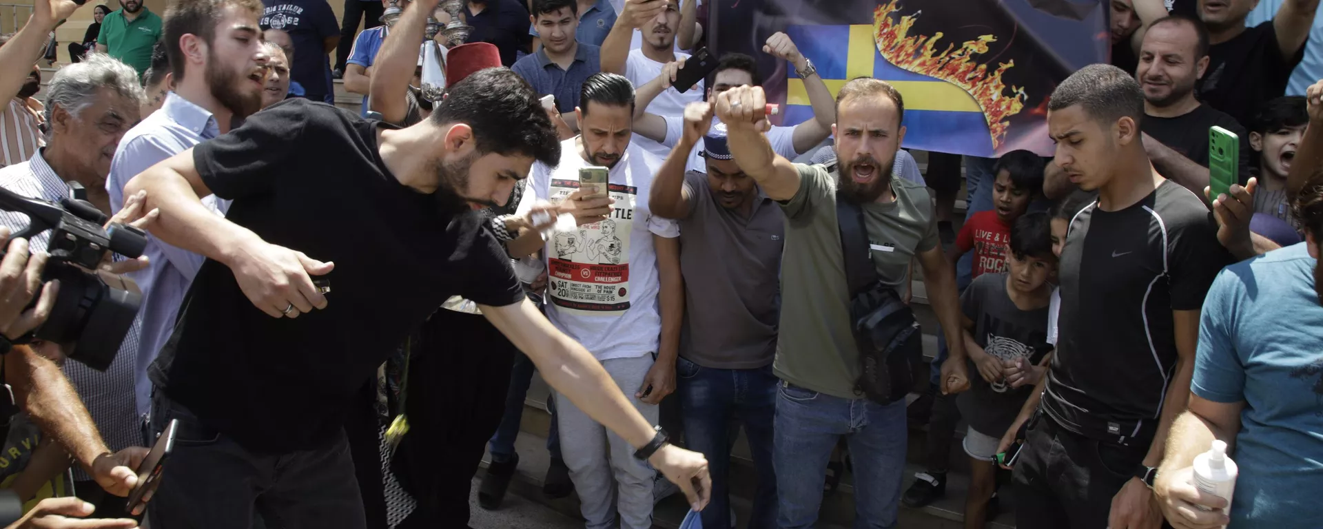  حرق علم السويد وإسرائيل وسط بيروت احتجاجا على  حرق نسخة من القرآن ونصرة لجنين  - سبوتنيك عربي, 1920, 29.07.2023