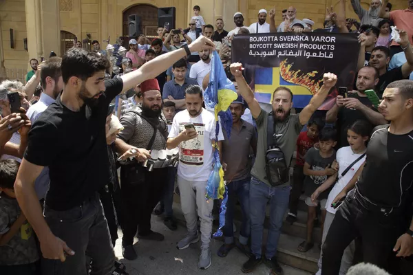  حرق علم السويد وإسرائيل وسط بيروت احتجاجا على  حرق نسخة من القرآن ونصرة لجنين  - سبوتنيك عربي