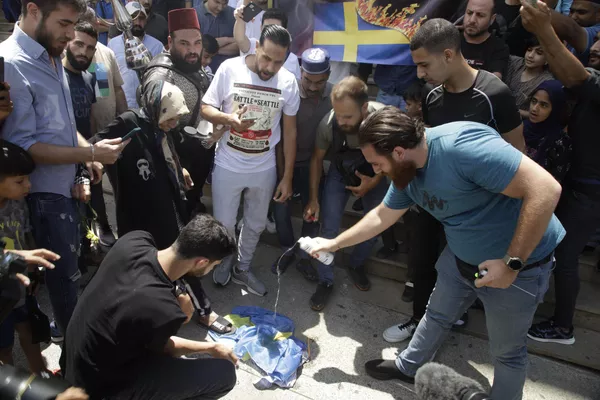  حرق علم السويد وإسرائيل وسط بيروت احتجاجا على  حرق نسخة من القرآن ونصرة لجنين  - سبوتنيك عربي