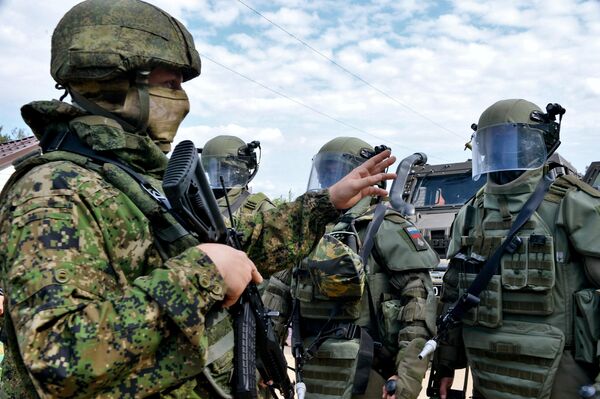 تدريبات العسكريين الروس في مركز التدريب الـ 66 التابع للقوات الهندسية في مقاطعة موسكو، للعمل في منطقة العملية العسكرية الخاصة. - سبوتنيك عربي