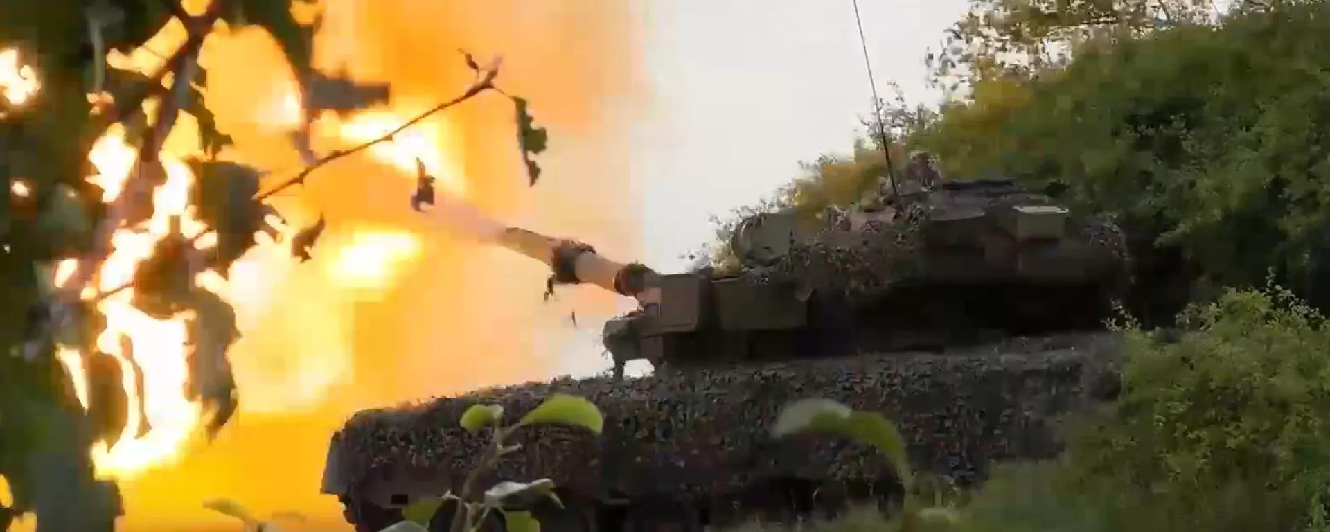 دبابة روسية من طراز تي 80 بي في تنفذ مناورة في منطقة العملية العسكرية الخاصة  - سبوتنيك عربي, 1920, 17.08.2023